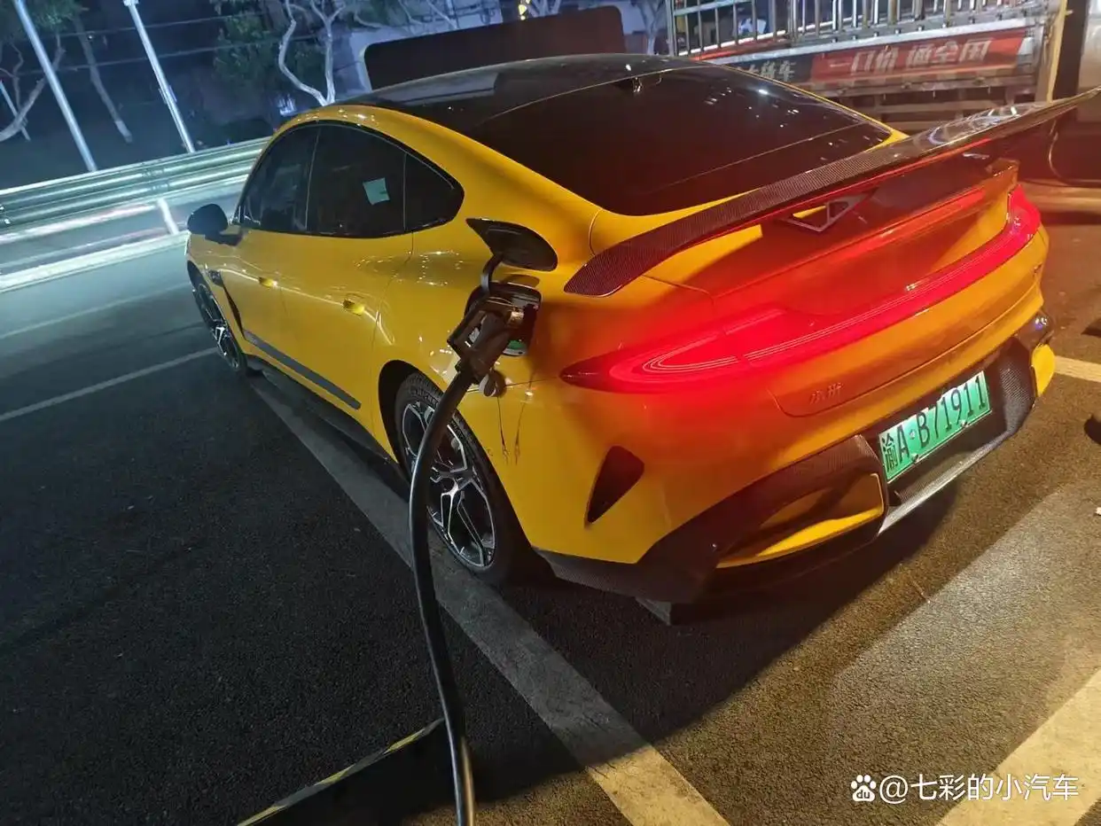 轻量化设计如何影响小米汽车的操控？_哪个汽车操控好_量化宽松政策对美国的影响