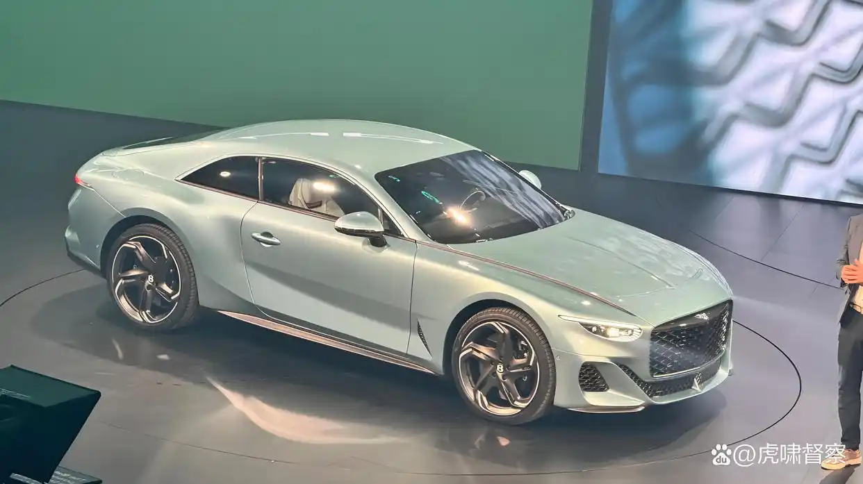 宾利豪华跑车_宾利与运动性能：豪华中的速度狂欢_宾利豪华车队