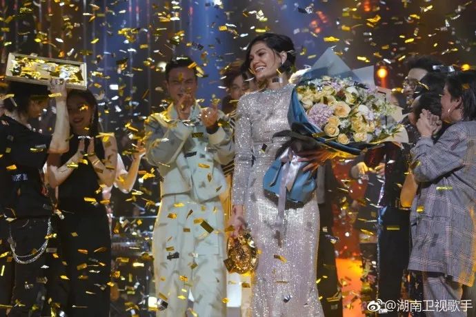 邓紫棋现场_邓紫棋大胆演出_邓紫棋在舞台上的精湛表演，打动现场每一个人