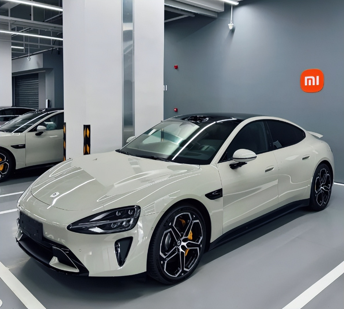 小米汽车SU7 Max的续航与加速比较_小米越野车速度极慢_小米超跑汽车