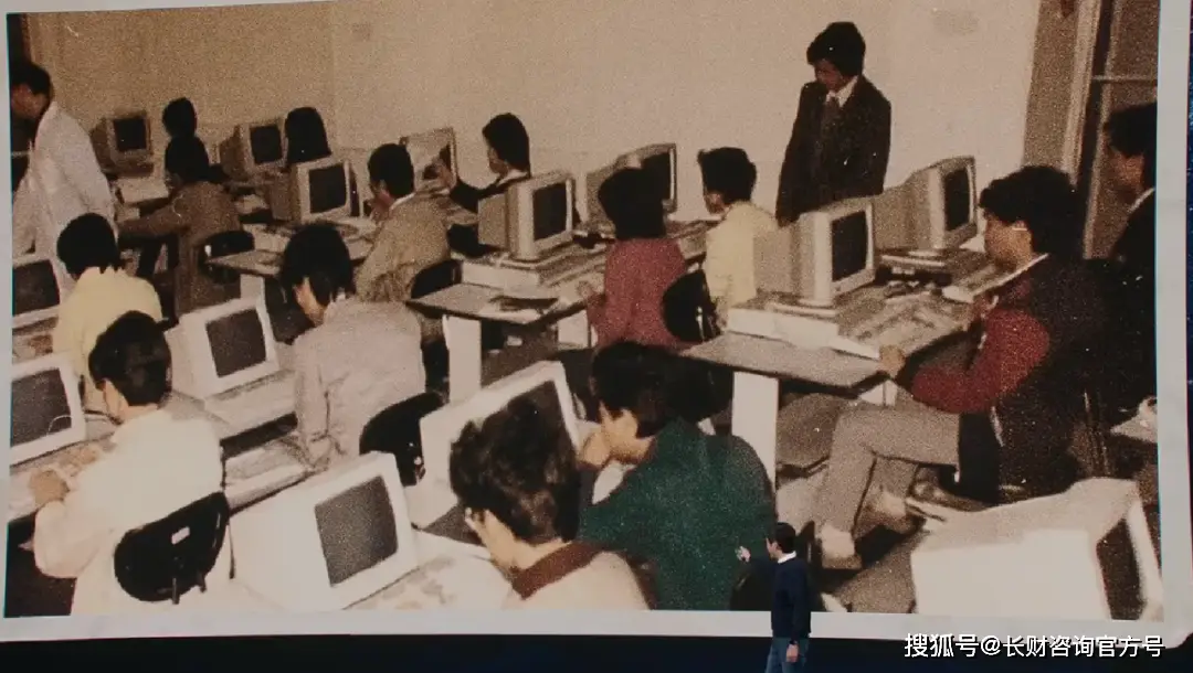 雷军的工作经历_雷军的个人经历与职业发展_雷军的职业经历