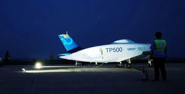 无人机航飞_TP1000无人运输机首飞成功,揭开无人机应用新篇章_无人机运5