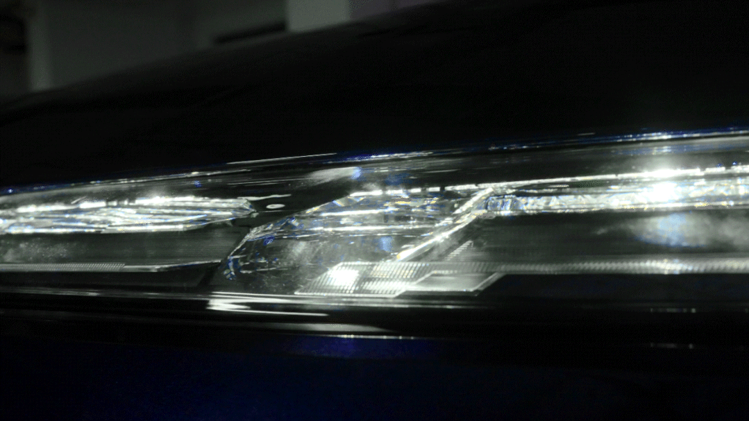 劳斯莱斯车灯效果_劳斯莱斯的车内氛围灯光系统_劳斯莱斯内饰氛围灯