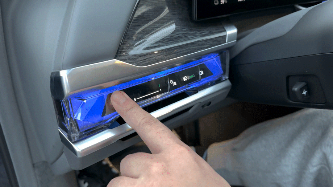 劳斯莱斯的车内氛围灯光系统_劳斯莱斯内饰氛围灯_劳斯莱斯车灯效果