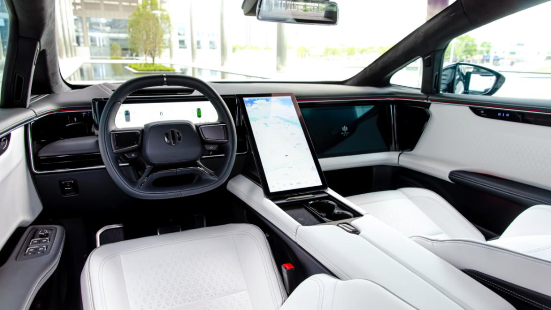 劳斯莱斯车灯效果_劳斯莱斯的车内氛围灯光系统_劳斯莱斯内饰灯光