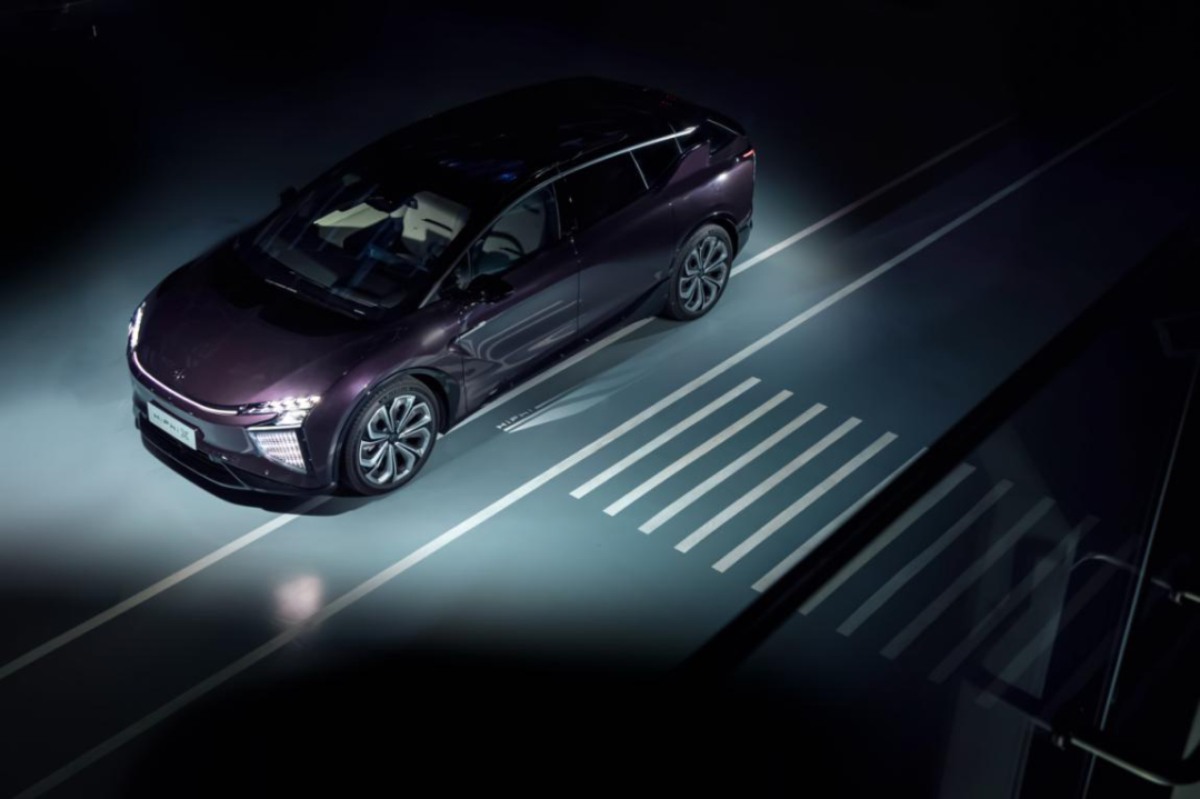 劳斯莱斯内饰灯光_劳斯莱斯车灯效果_劳斯莱斯的车内氛围灯光系统