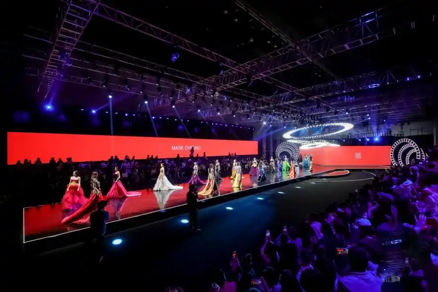 周杰伦的时尚搭配,成为潮流风向标_周杰伦潮流穿搭_平民化成为一种潮流