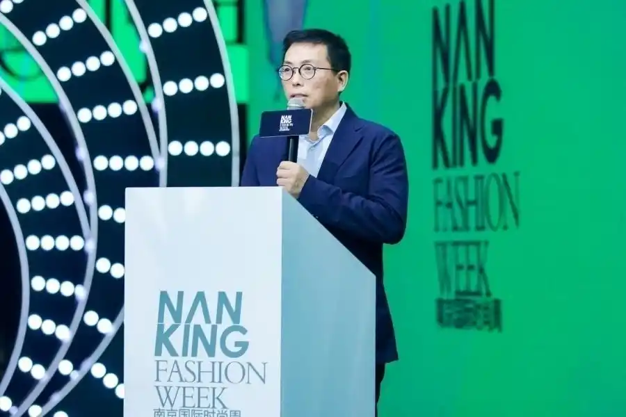 平民化成为一种潮流_周杰伦的时尚搭配,成为潮流风向标_周杰伦潮流穿搭