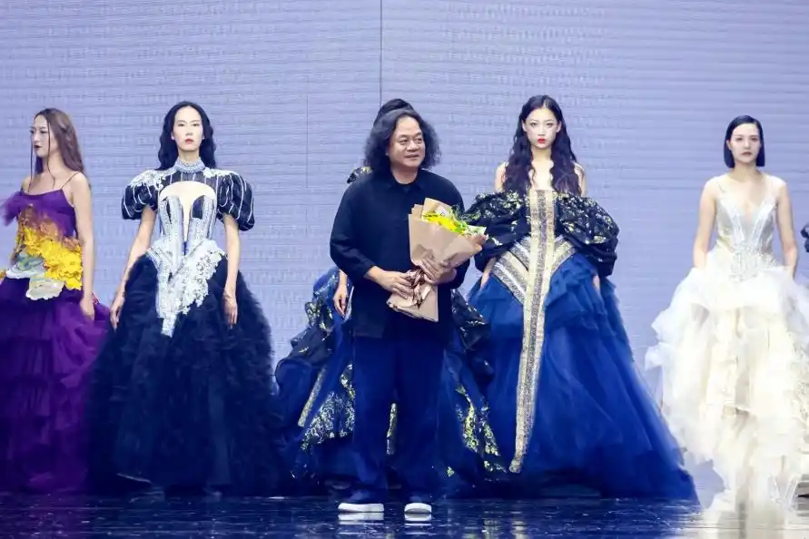 周杰伦的时尚搭配,成为潮流风向标_平民化成为一种潮流_周杰伦潮流穿搭