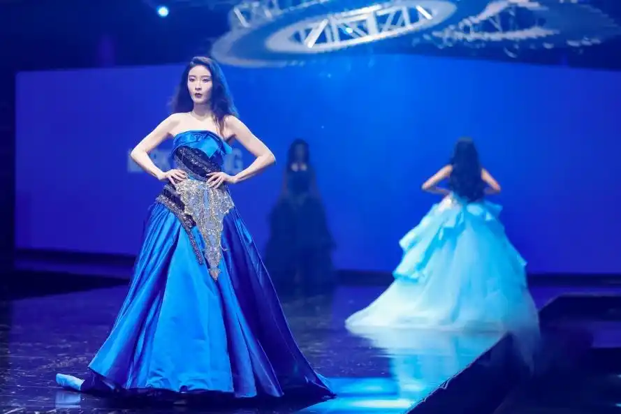 平民化成为一种潮流_周杰伦潮流穿搭_周杰伦的时尚搭配,成为潮流风向标