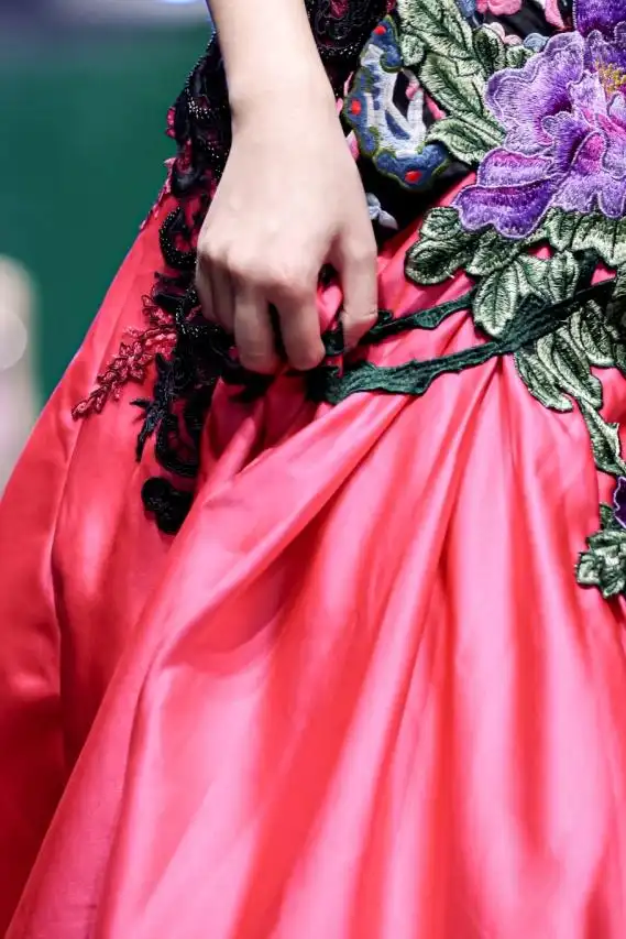 周杰伦的时尚搭配,成为潮流风向标_周杰伦潮流穿搭_平民化成为一种潮流