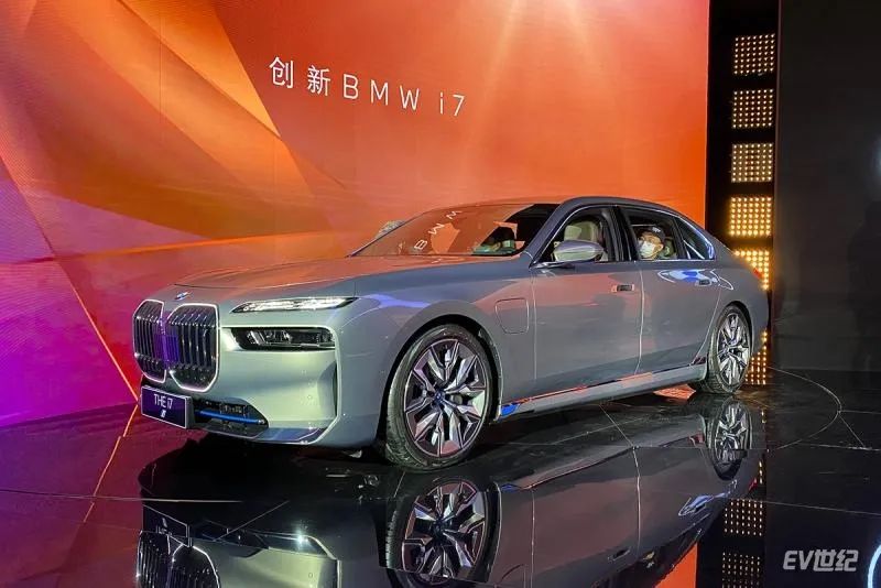 劳斯莱斯的车内氛围灯光系统_劳斯莱斯内饰氛围灯_劳斯莱斯内饰灯光