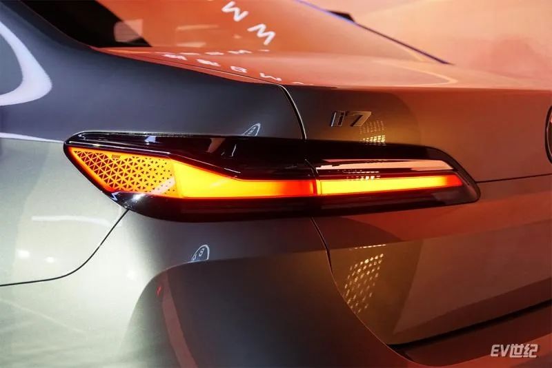 劳斯莱斯的车内氛围灯光系统_劳斯莱斯内饰灯光_劳斯莱斯内饰氛围灯