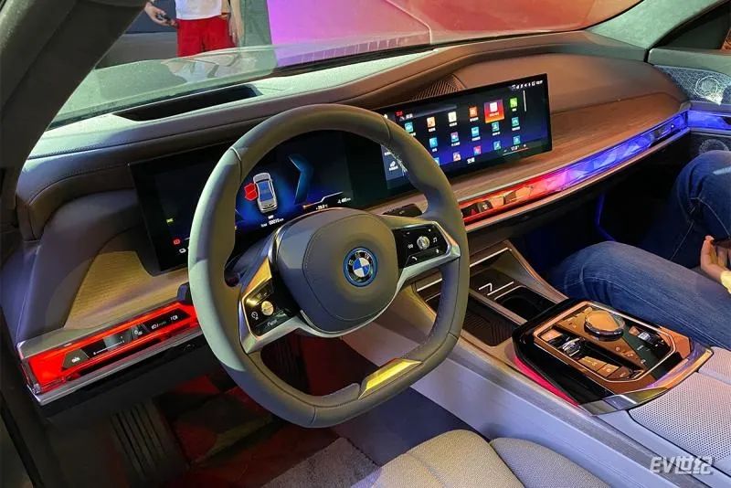 劳斯莱斯内饰氛围灯_劳斯莱斯的车内氛围灯光系统_劳斯莱斯内饰灯光