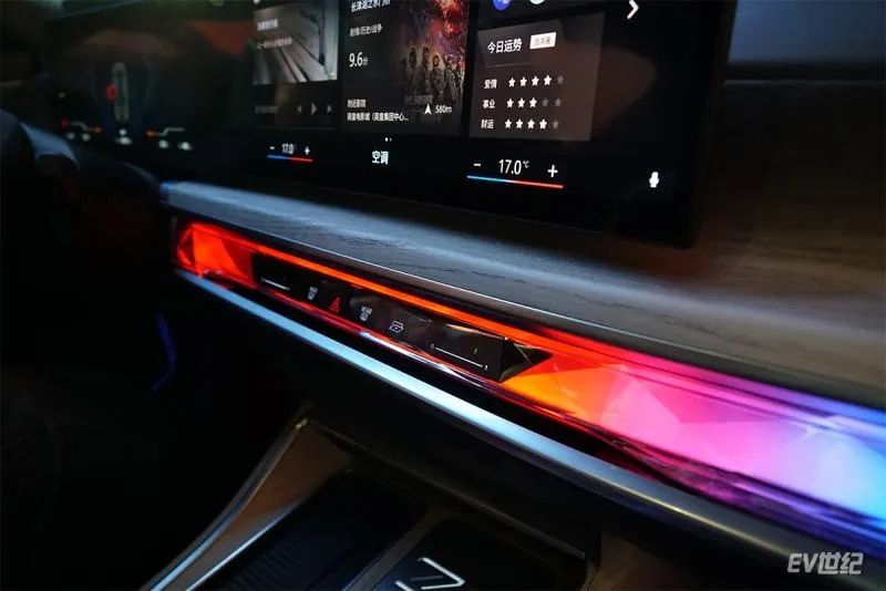 劳斯莱斯内饰氛围灯_劳斯莱斯内饰灯光_劳斯莱斯的车内氛围灯光系统