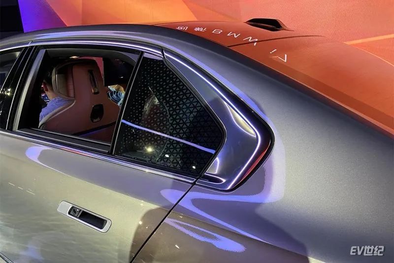 劳斯莱斯内饰灯光_劳斯莱斯内饰氛围灯_劳斯莱斯的车内氛围灯光系统