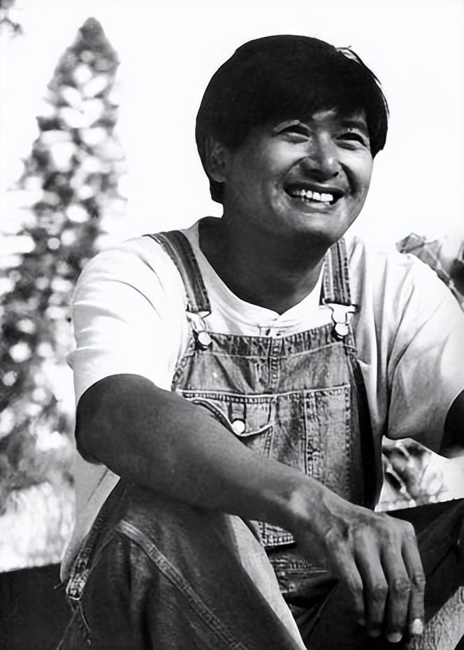 成龙与其他动作明星的比较_成龙明星动作比较好的是谁_成龙最佳动作设计