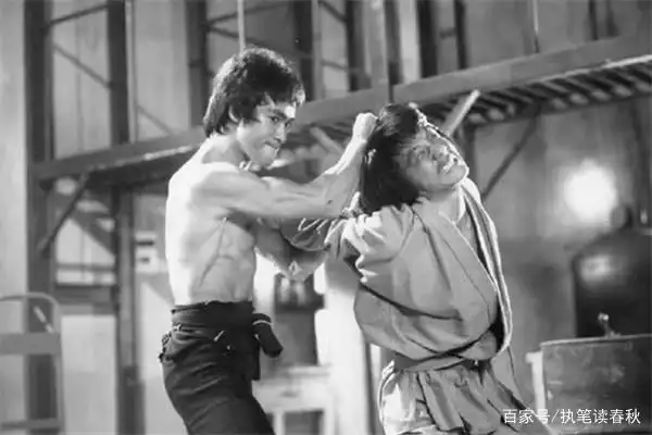 成龙与其他动作明星的比较_成龙明星动作比较好的是谁_成龙的动作