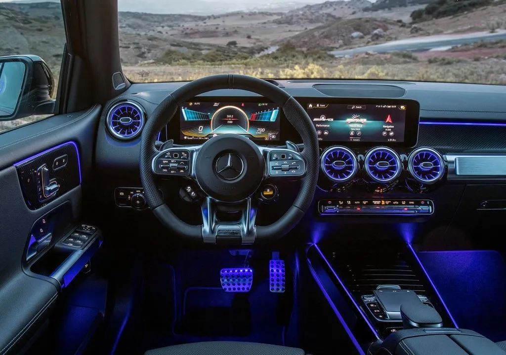 迈凯伦的豪华内饰设计：科技与舒适的结合_迈凯伦内饰什么材质_迈凯伦内饰